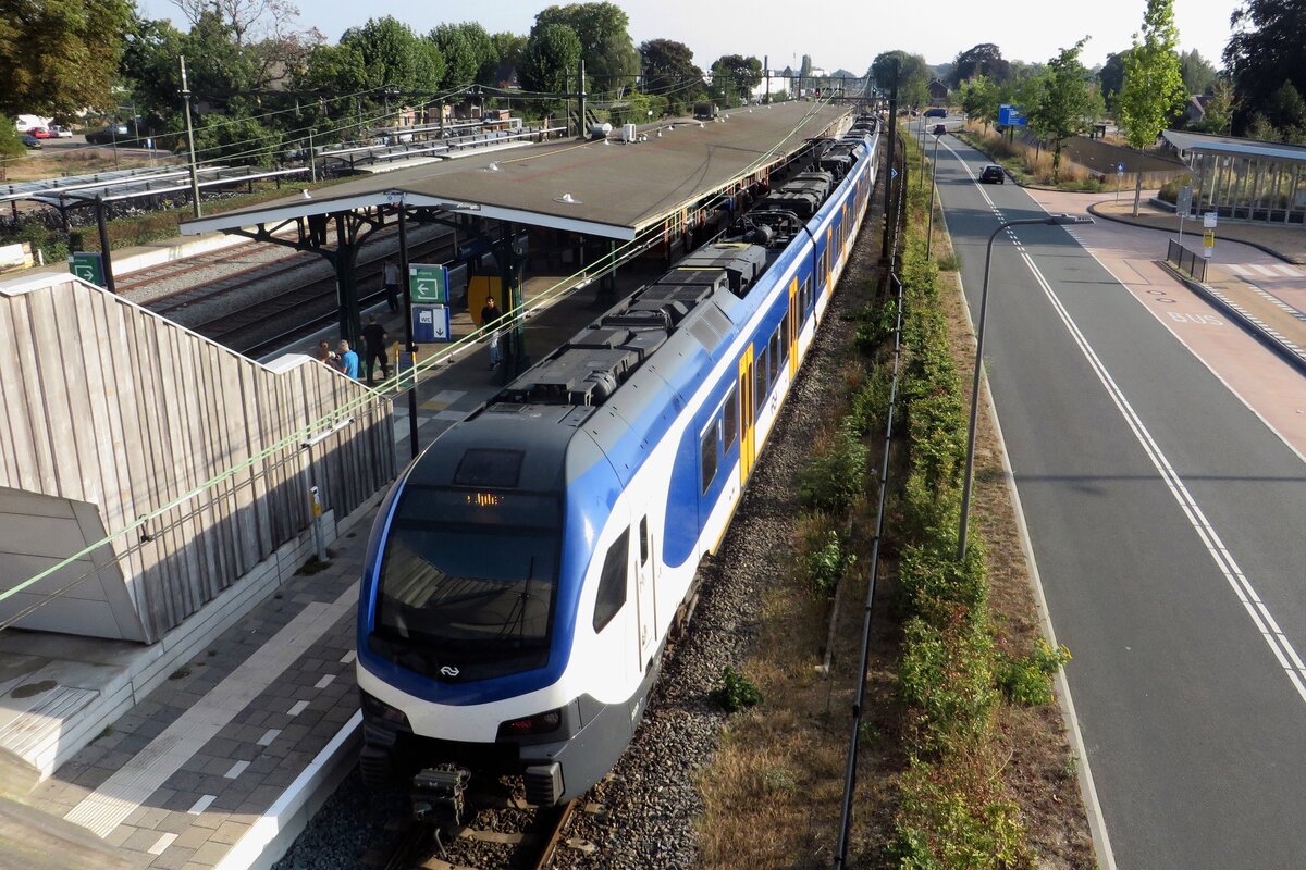 Top shot on NS 2218 at Dieren, seen from the new pedestrian bridge on 4 September 2022.