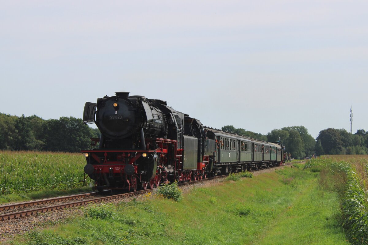 Traditionally, the VSM hold each first full weekend in September their steam bonanza  Terug naar Toen  (Back to Beyond). Equally traditionally, Rotterdam-based SSN participates enthousiastically with at least two big steamers and a full train set. 
 Here, SSN's 23 023 is about to pass a score (litterally; there were about 20 folks, your correspondent being one of the pack) of enthousiasts whilst passing Lieren on 3 September 2023.