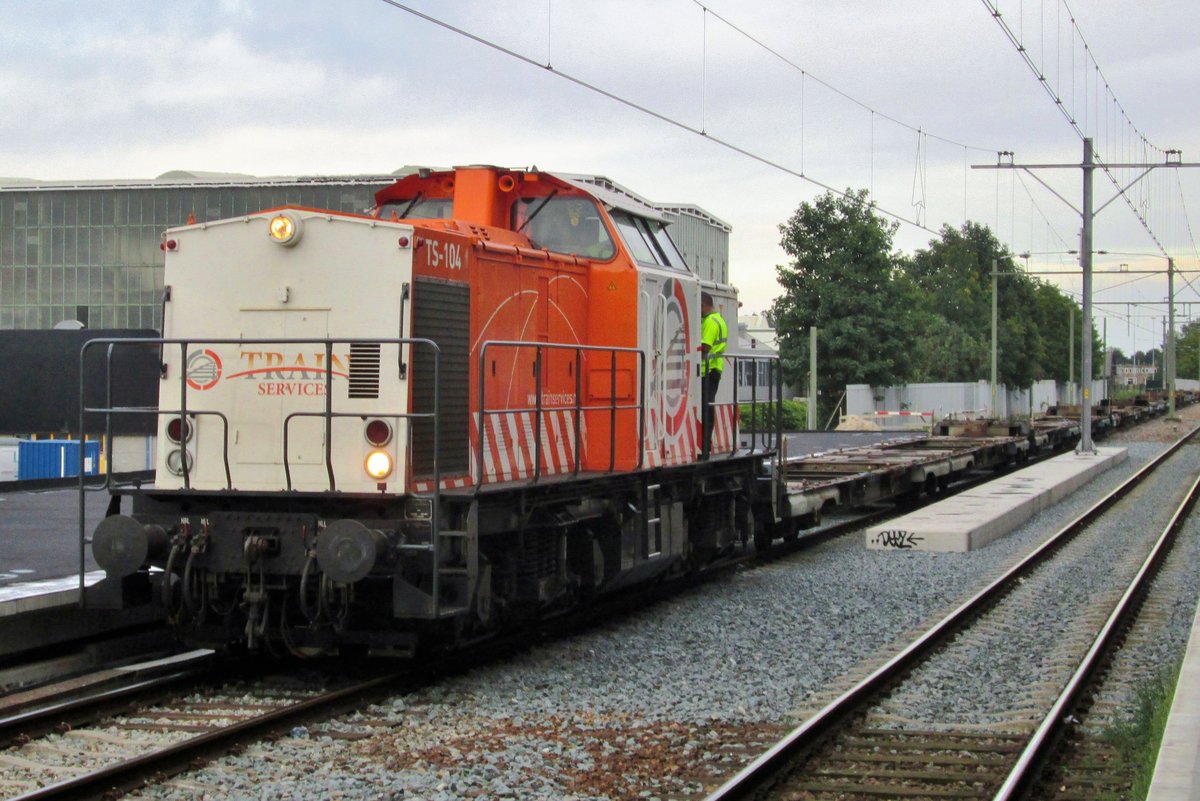 Train Services 104 stands with a short container train at Tilburg on 3 September 2015.