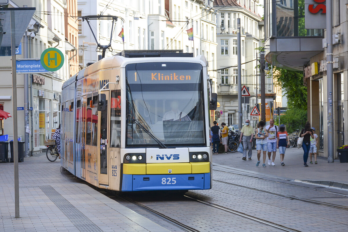 Tram Bombardier Nr. 825 (Line Kliniken Hegelstraße) on »Marienplatz« downtown Schwerin. Date: 18 June 2022.