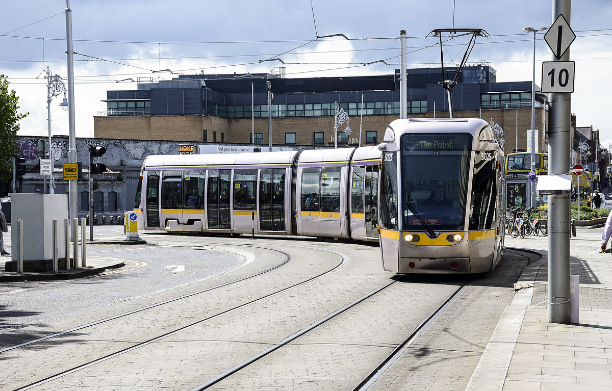 Tram LUAS 3025 in the curve at Seán Houston Bridge in Dublin. uas is operated by Transdev, under tender from Transport Infrastructure Ireland 
Date: 11 May 2018.