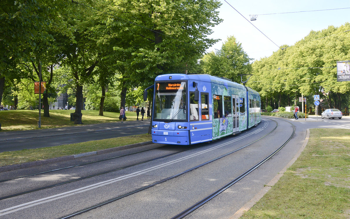 Tram SL 1 Line 7 at Djurgårdsvägen in Stockholm. In 1991 a 3 km (1.9 mi) long heritage line opened to the recreational area Djurgården and in 2010 the heritage line was extended and converted to a regular service line.
Date: 27. July 2017.