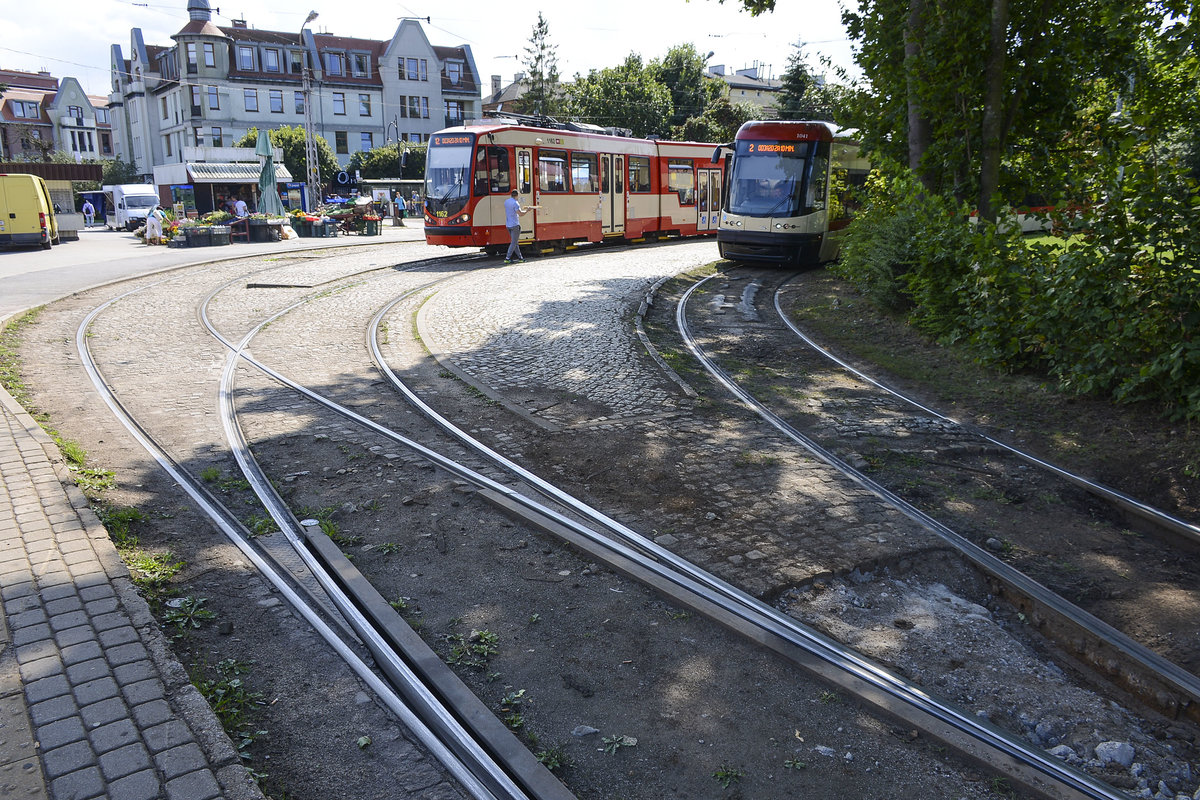 Trams on the circle in Gdansk-Oliwa: DUEWAG N8C-NF (1162) and Pesa 120Na (1041). Date: August 14 2019.