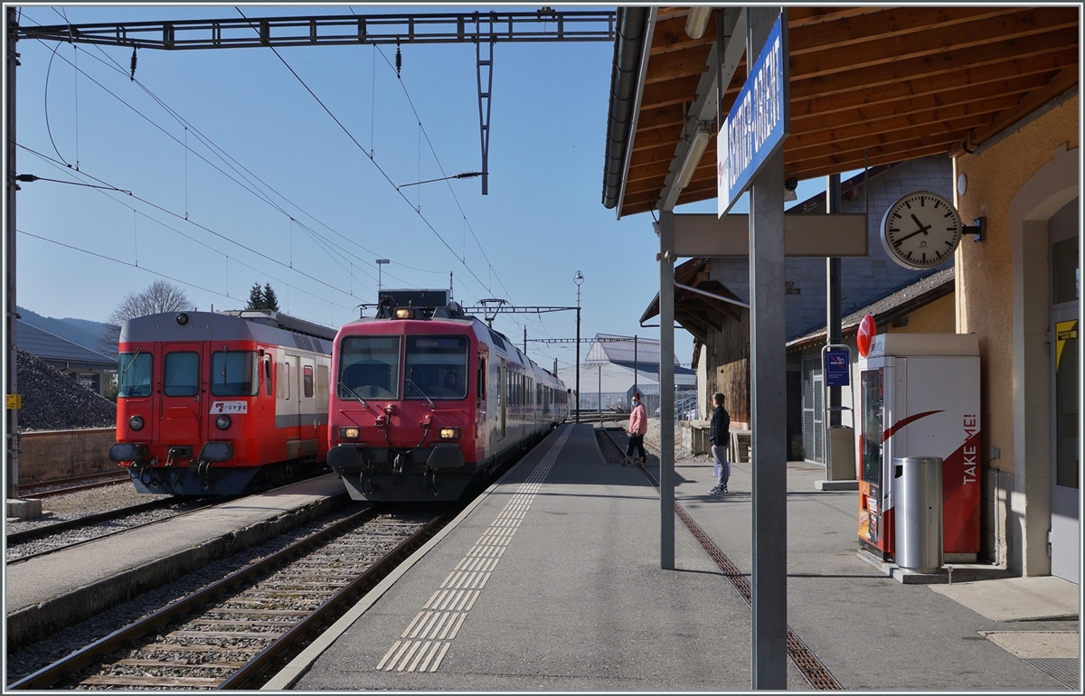 Travys RBDe 567 (break off) and RBDe 560 (on the way to Vallorbe) in Sentier Orient. 24.03.2022