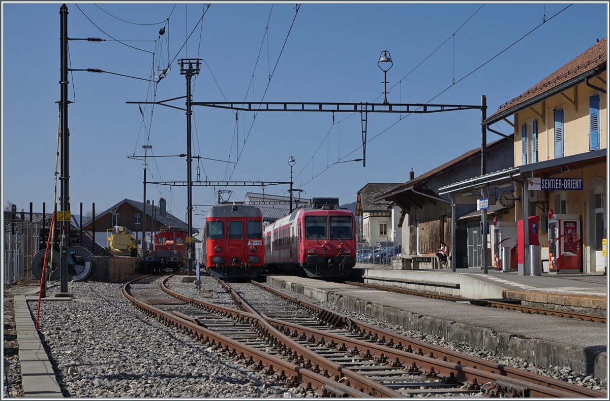 Travys RBDe 567 (break off) and RBDe 560 (on the way to Le Brassus) in Sentier Orient. 

24.03.2022