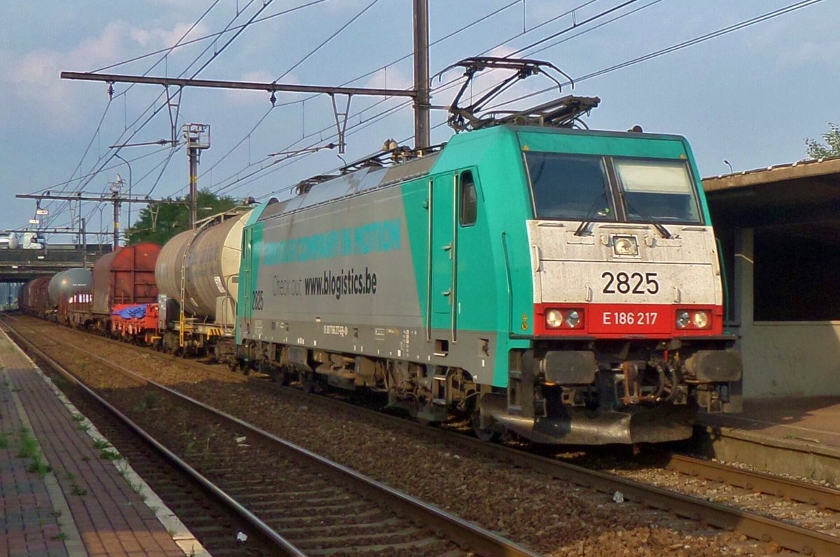 TRAXX advertiser 2825 hauls a mixed freight through Antwerpen-Noorderdokken on 23 May 2013.
