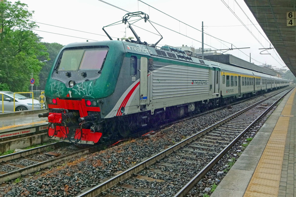 TreNord E 464 059 catches the rain on 27 May 2018 in Gallarate.
