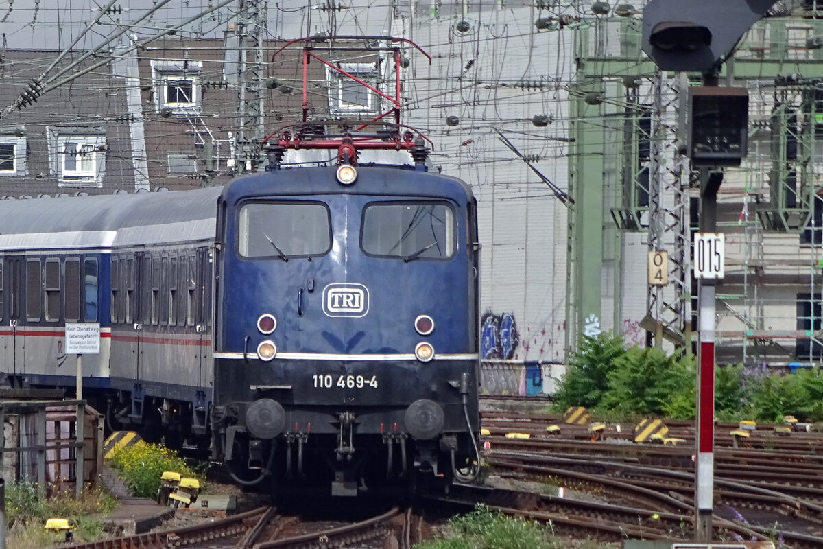 TRI 110 469 hauls a replacement train into Köln Hbf on 23 september 2019, deputising for a brand new -and defect- EMU for national Express.