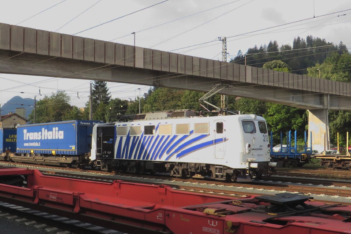 Trick shot on banking Lokomotion 139 213 at Kufstein on 22 September 2021 -in the forefront is the container train that blocked the view -but for one empty wagon.