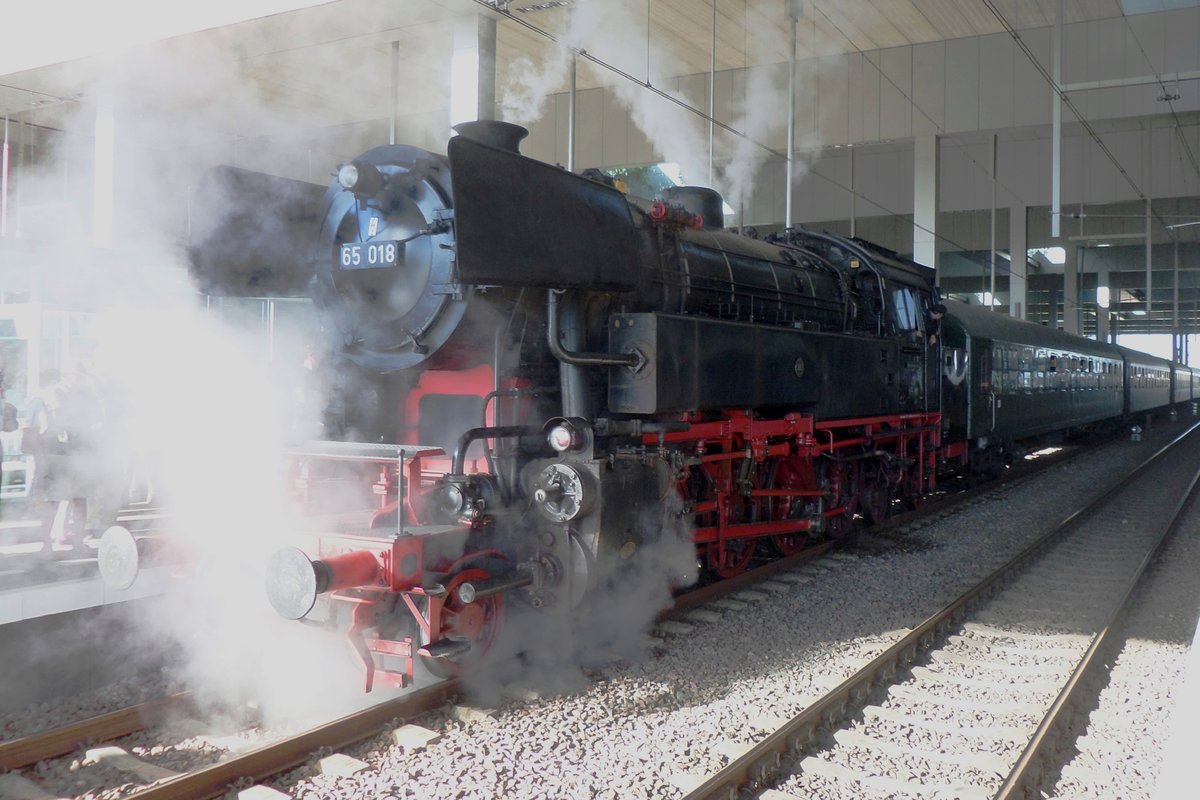 Tricky light conditions at Breda on 10 September 2016 are enhanced/exacebarated by the steam of 65 018, banking a steam shuttle to Roosendaal.