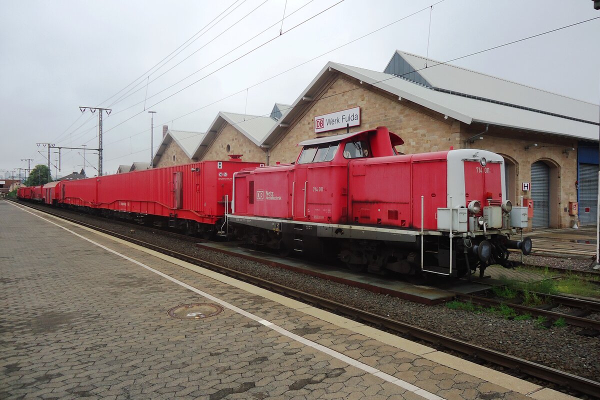 Tunnel evacuation train with 714 011 stands at Fulda on 31 May 2012.