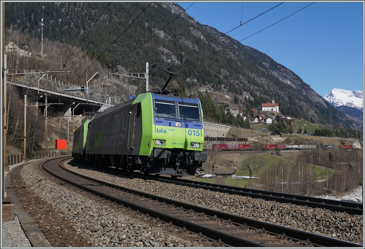 Two BLS Re 485 wiht a Cargo Train by Wassen.
17.03.2016