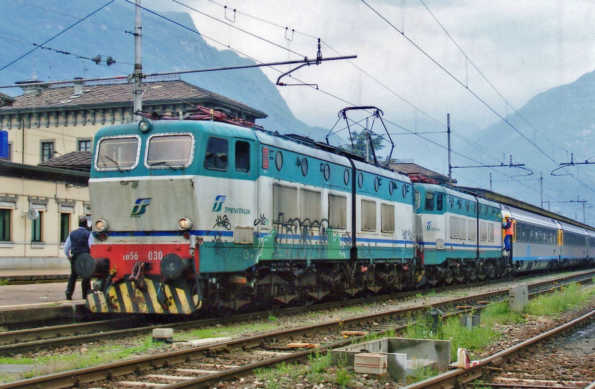 Two caimans for the price of one: FS E 656 030 aids a sister loco -that just had given up- on an EC-service to Milano at Domodossola on 18 May 2008.