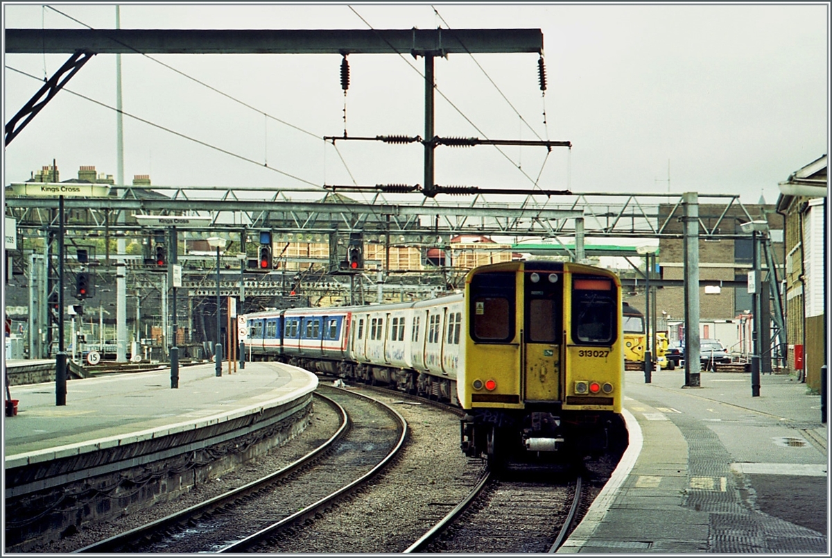 Two Class 313 are leaving the London Kins Cross Station. 

analog picture / 07.11.2000