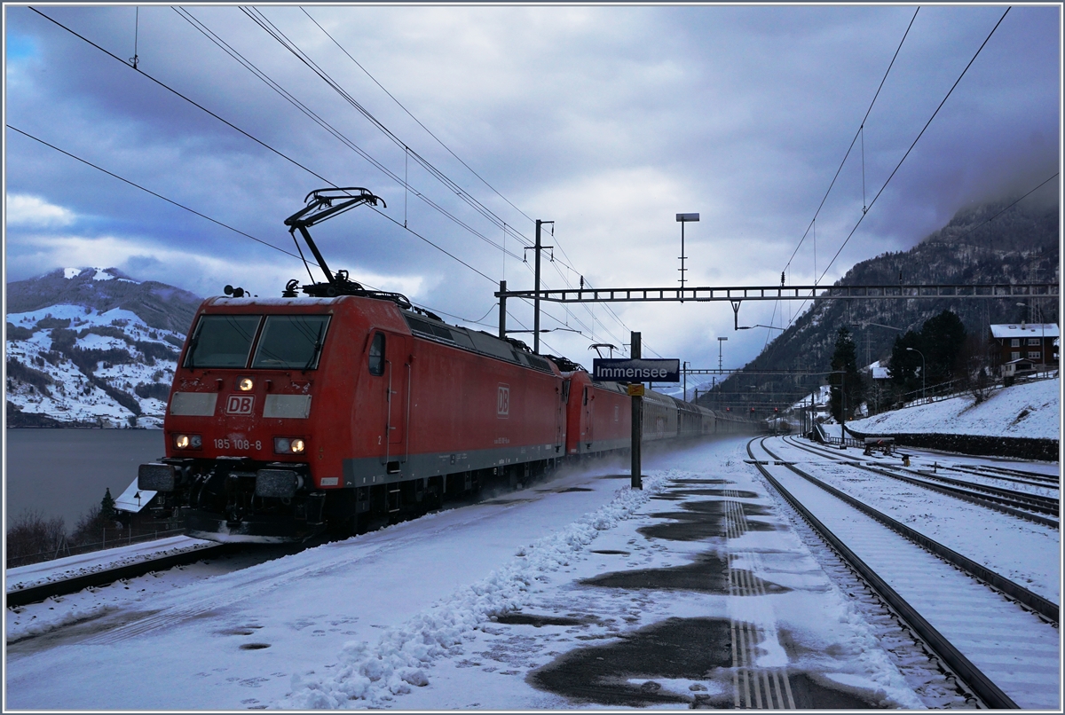 Two DB 185 with a cargo train on the way to Basel by Immensee.
05.01.2017