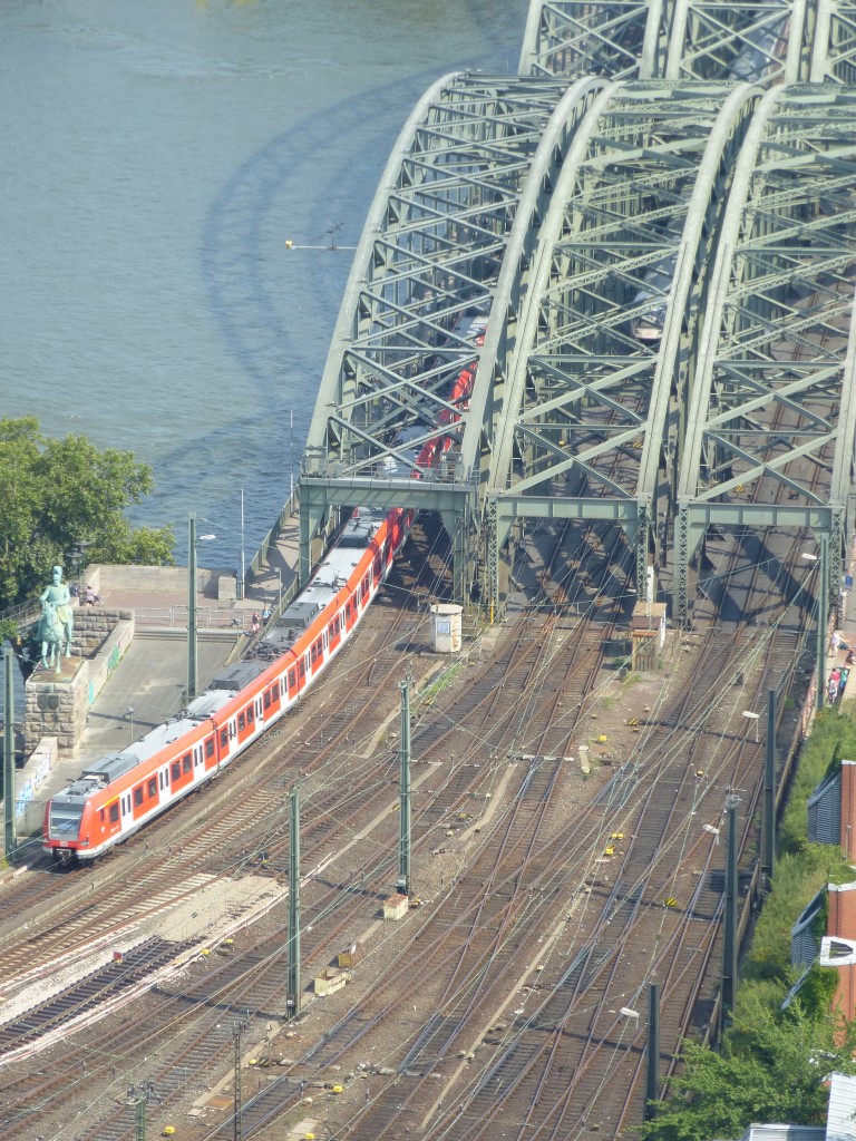 Two ET 423 is driving on the Hohenzollernbridge on August 21st 2013. 