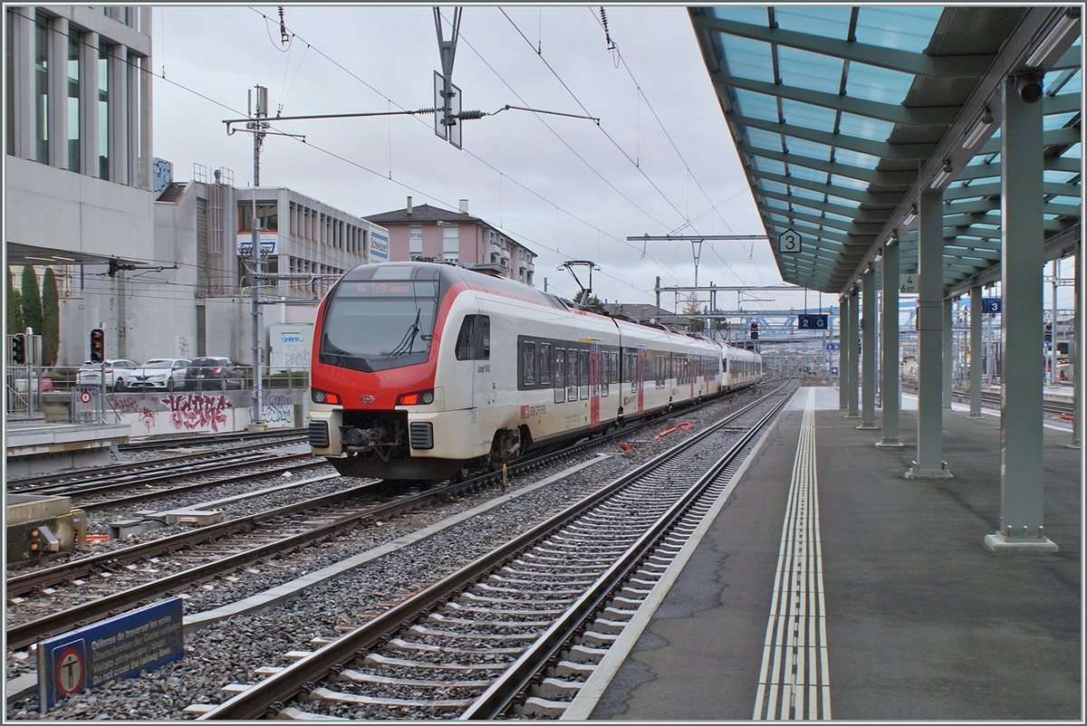 Two Flirts are in Renens VD on the way to Vallorbe and Le Brassus (the train separates in Le Day). What's interesting is that two different flirt types are used here, and the flirt at the back is even a  long-distance  flirt.
Dec 14, 2023