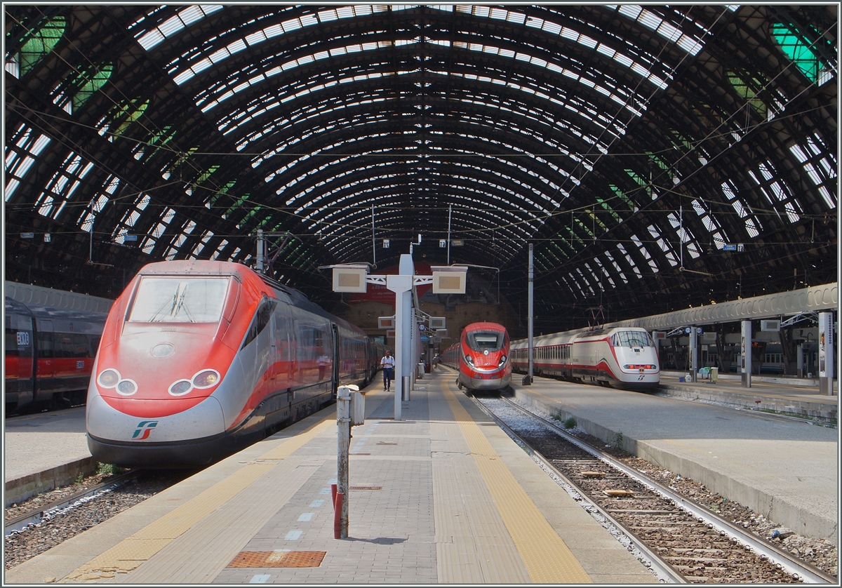 Two Frecca Rossa (ETR 500 and 400) and a Freccia Binca (ETR 500) in Miano Centrale.
22.06.2015
