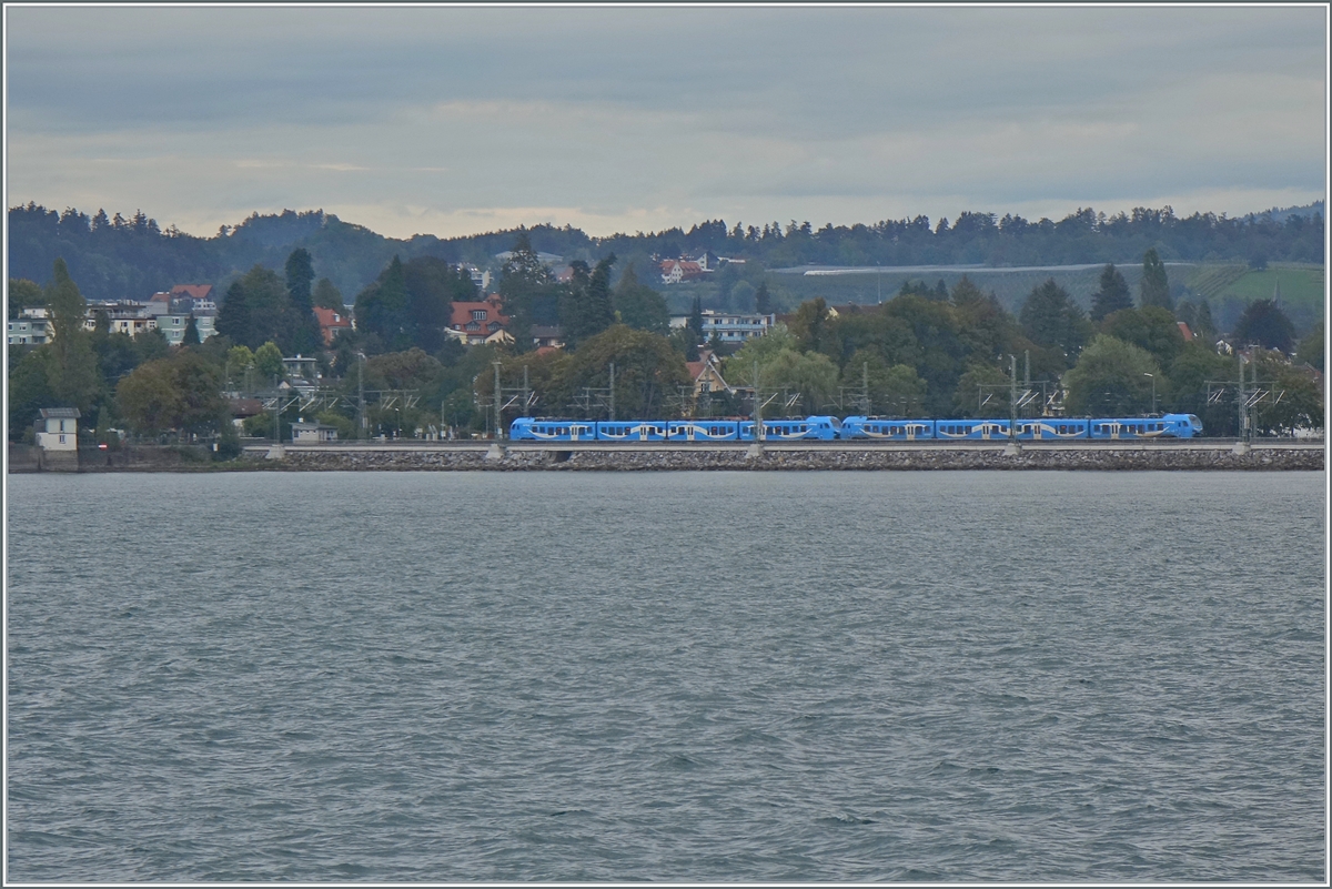 Two Go-Ahead ET 4. to Memmingen are leaving Lindau Insel. 

15.09.2022