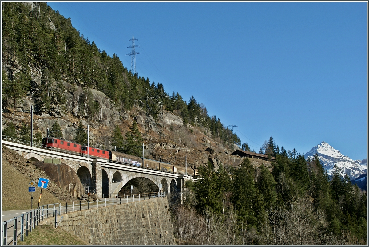 Two Re 4/4 wiht a Carco train near Wassen of the middle Meinereuss-Bridge. 
14.03.2014