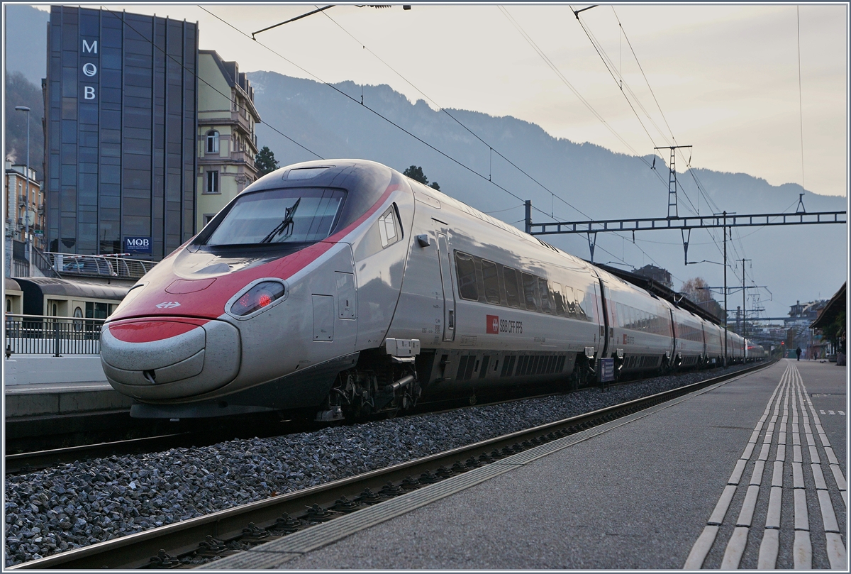 Two SBB ETR 610 on the way to Italy by his stop in Montreux. One of them will running till Venezia, the other one takes passangers till Domodossola.
27.11.2016