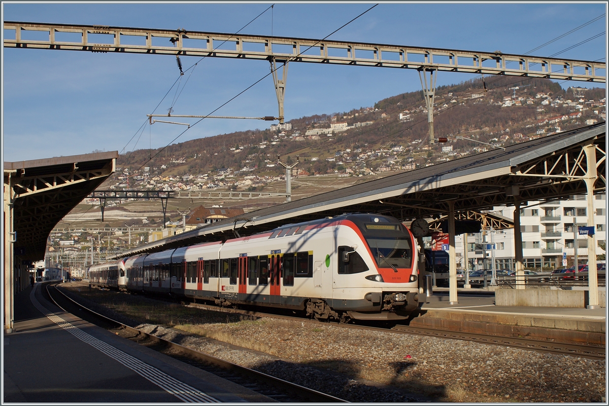 Two SBB Flirts RABe 523 are leaving Vevey. This service is on the way to St Maurice. 

27.12.2023