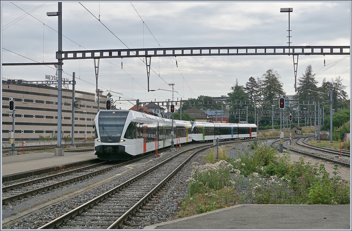 Two SBB GTW RABe 526 from Biel/Bienne are arriving at la Chaux-de-Fonds. 

12.08.2020