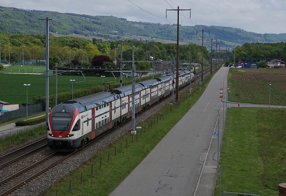 Two SBB RABe 511 on the way to Geneva near Gland.
09.05.2017