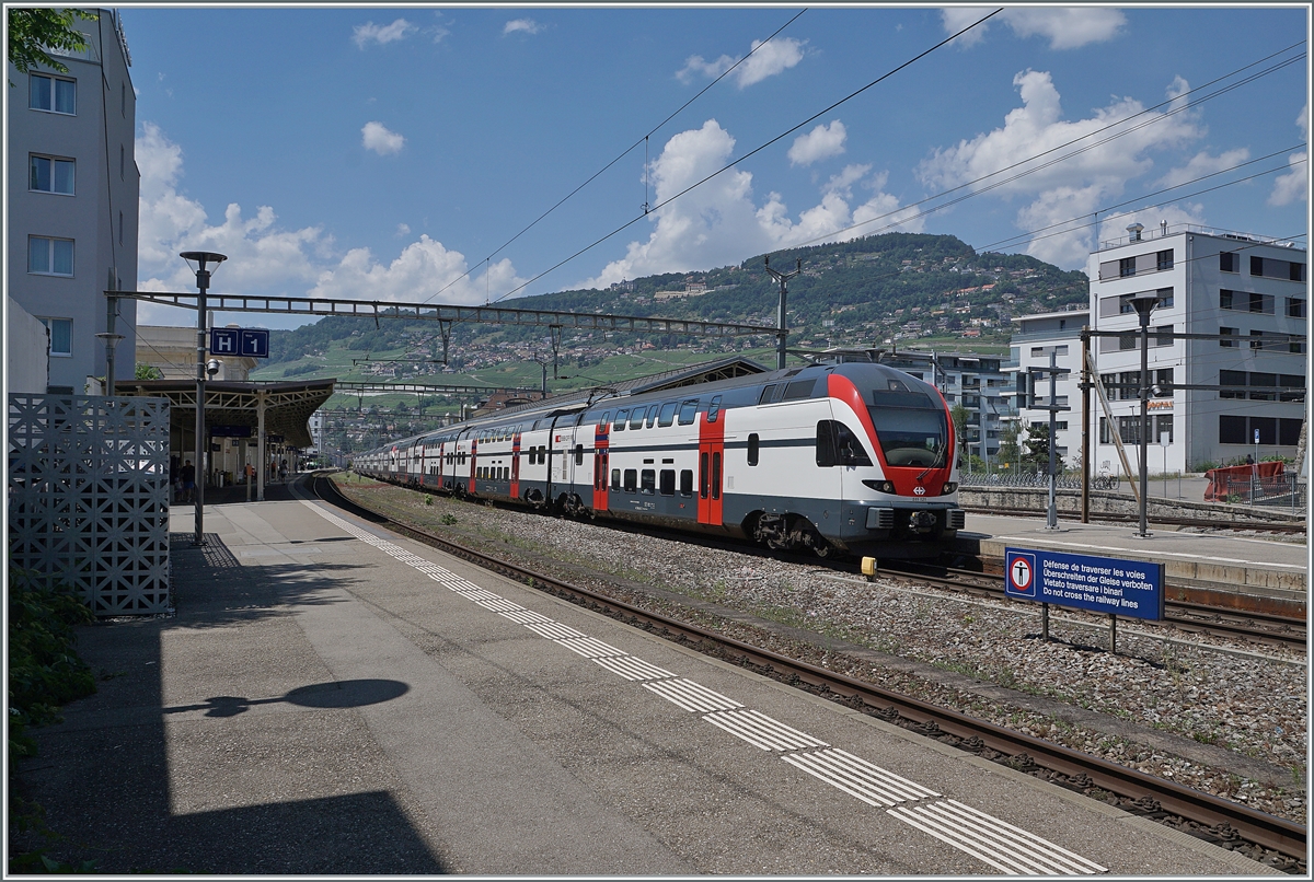 Two SBB RABe 511 on the way from Annemasse to St Maurice by his stop in Vevey. 

16.06.2022 