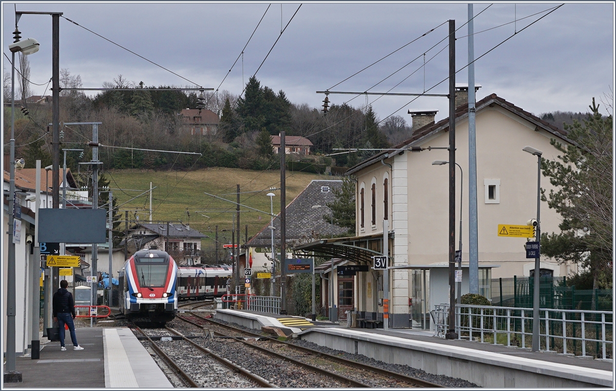 Two SBB RABe 522 on the way from Coppet to Annecy are arriving at Grosy-Thorens-la-Caille. 

13.02.2020