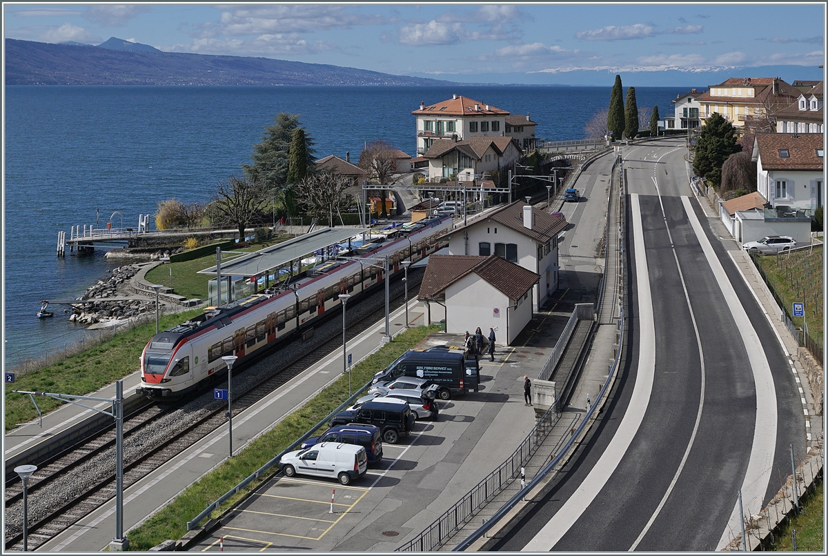 two SBB RABe 523 on the way to Lausanne by his stop in Rivaz. 

27.03.2021