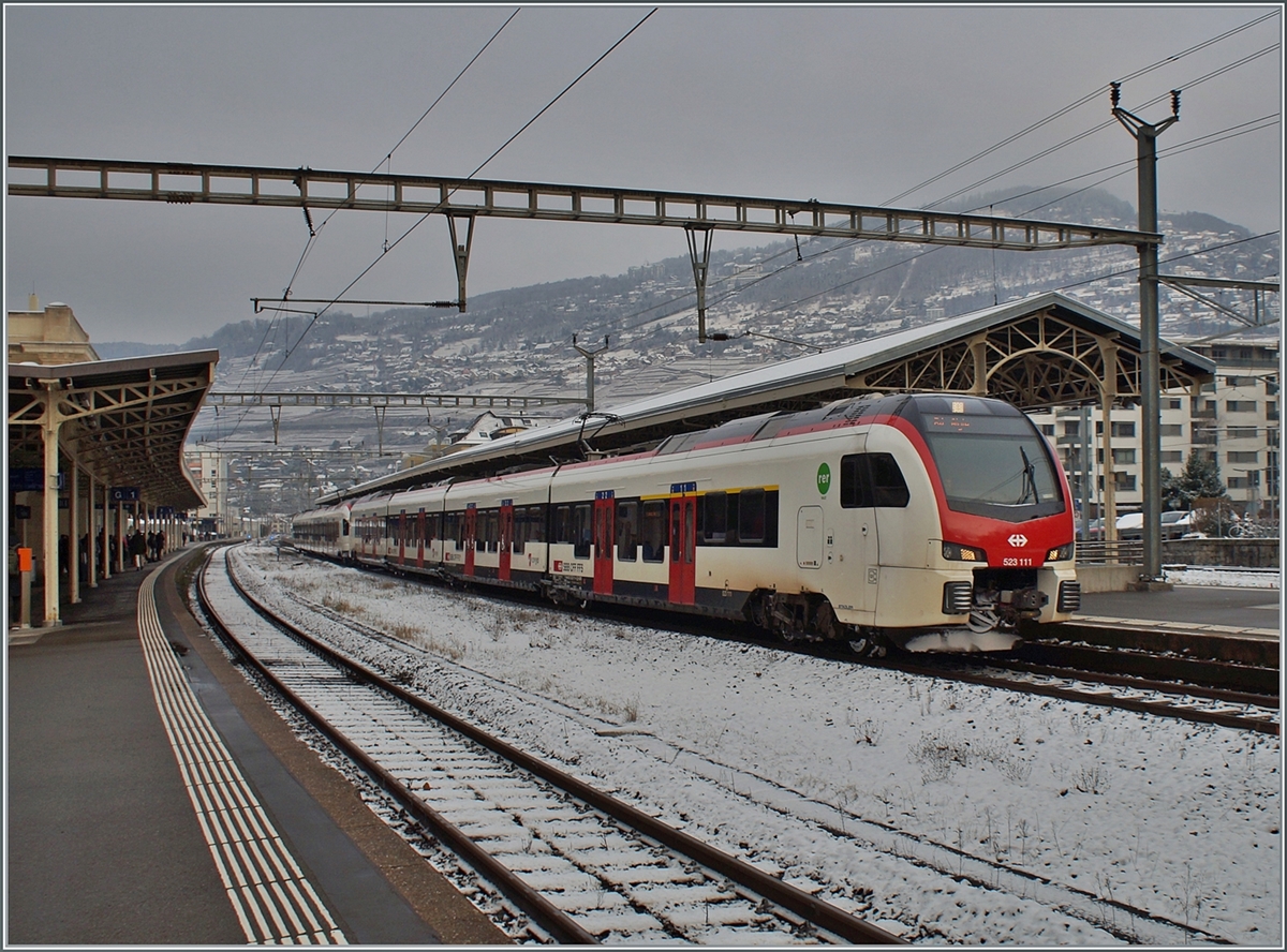 Two SBB RABe 523 on the Aigle by his stop in Vevey. 

10.01.2024