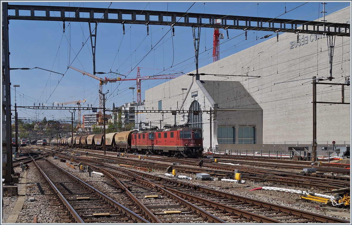 Two SBB Re 4/4 II with a international Cargot train are arriving at Lausanne. 

17.04.2020