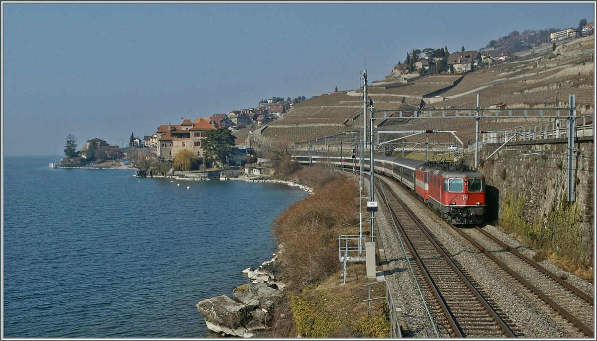 Two SBB Re 4/4 with an IR between Rivaz and St Ssaphorin. 
04.03.2012