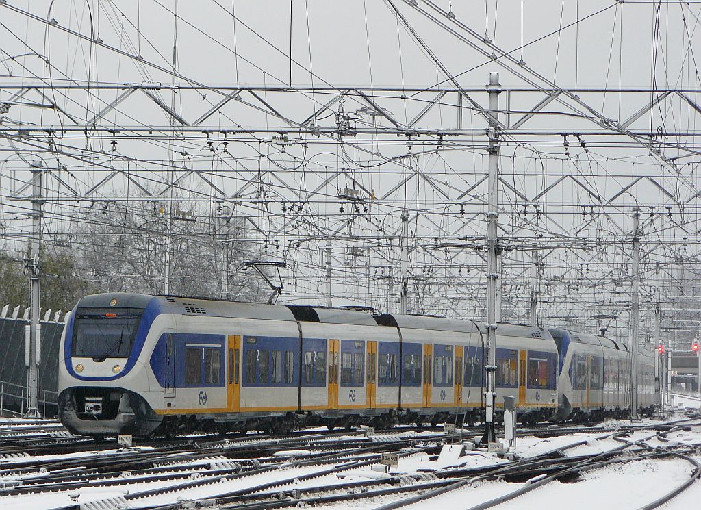 Two SLT units entering Utrecht Centraal Station 07-12-2012.