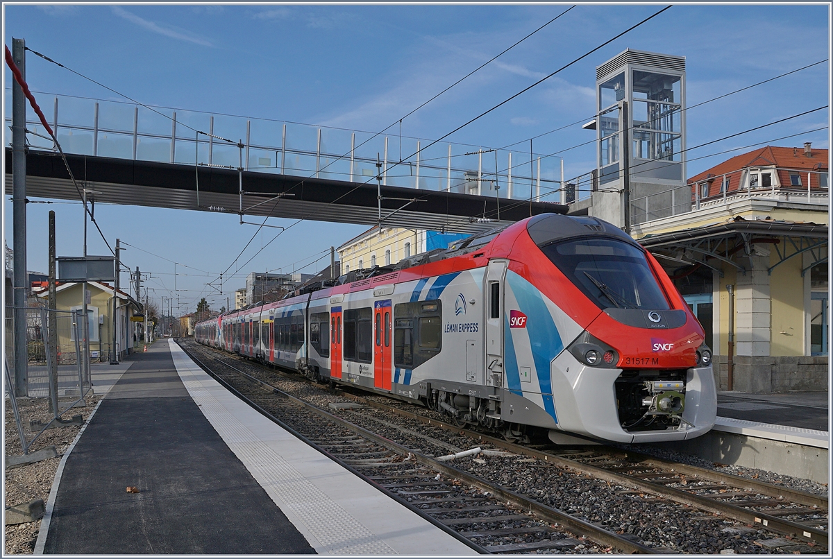 Two SNCF Z 31500 M on the way from Evian les Bains to Coppet by his stop in Thonon. 

08.02.2020