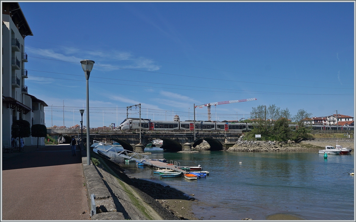 Two SNCF Z 51500 Coradia Polyvalent Régiolis are by Cibourne on the way to Hendaye.

13.04.2024