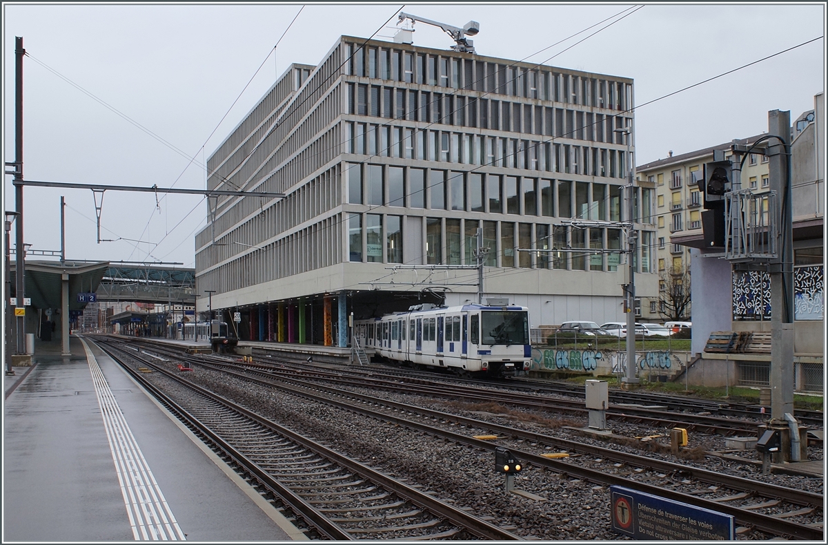 Two TL TSOL Be 4/6 (Be 558) reach Renens VD. In the background two more Be 4/6 are already waiting to leave for Lausanne Flon.

Dec 14, 2023