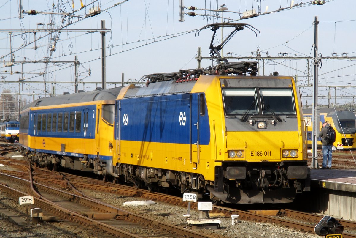 Two years on, the coaches are all yellow and blue and 186 011 hauls IC-stock into Rotterdam Centraal on 26 March 2017.