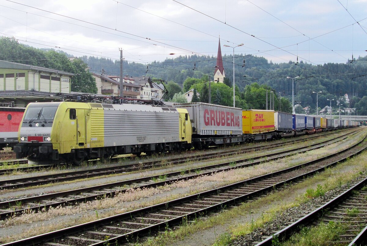 TX Log 189 930 enters Kufstein on the evening of 3 June 2015. After an one hour break, she will continue towards Brennero with assistance of an extra loco in front and a banker. 