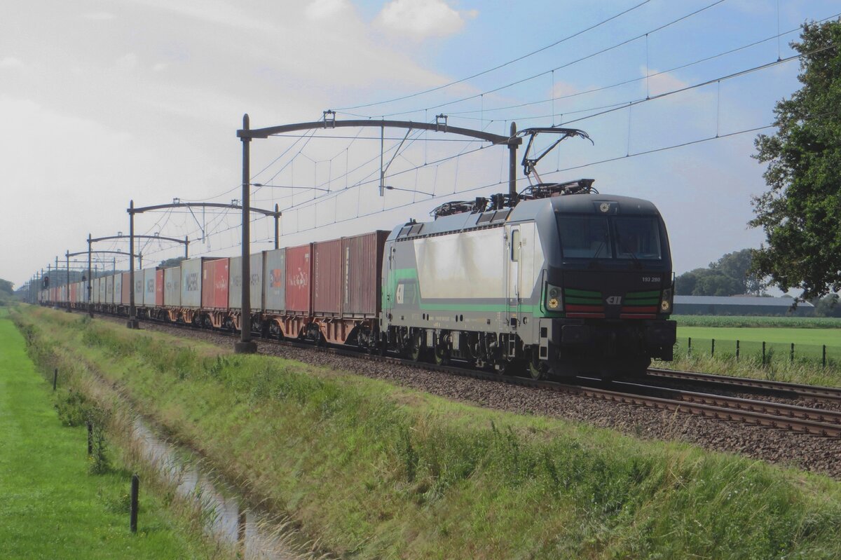 TX Log 193 280 passes through Hulten on 9 July 2021 hauling a container train toward Kufstein.