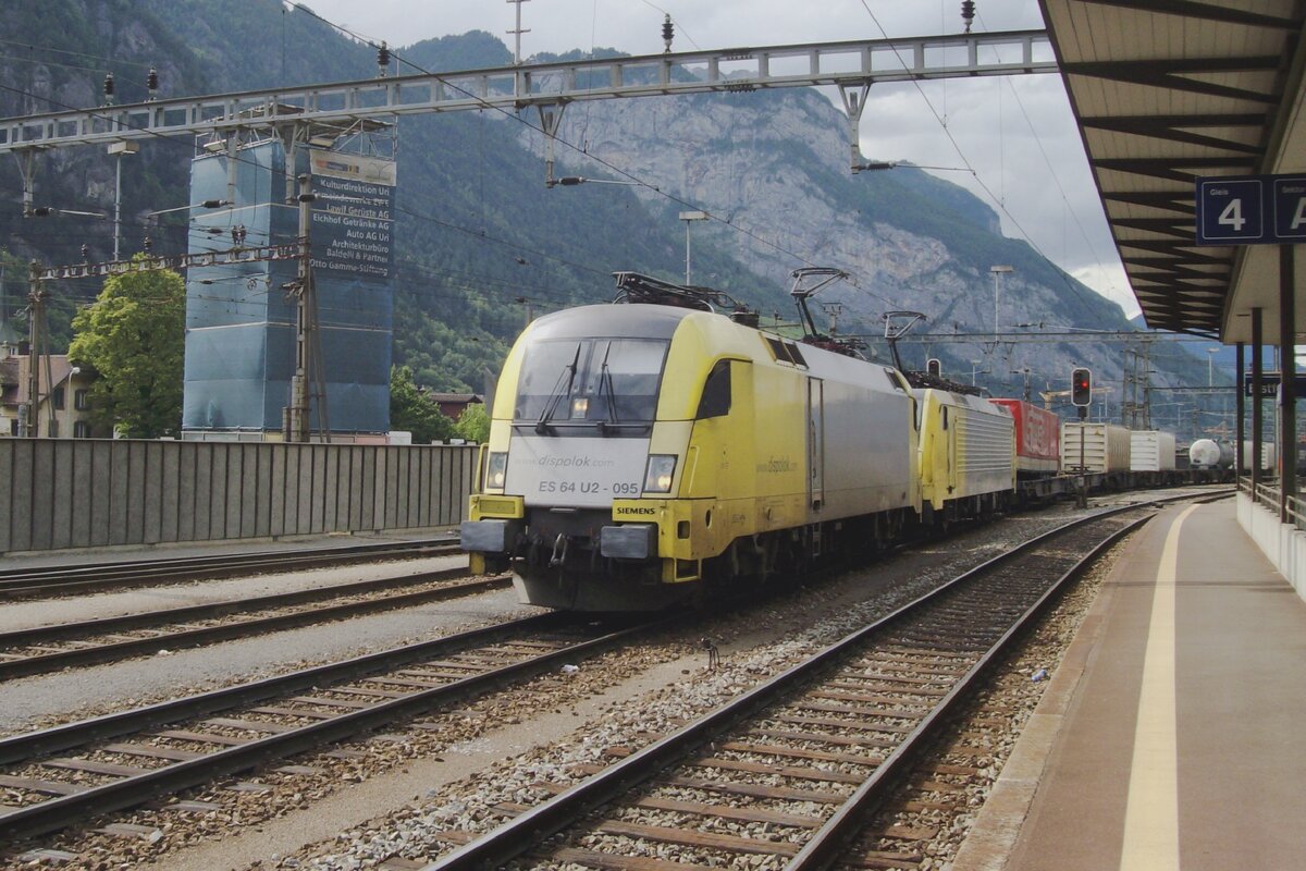 TX Log U2-095 enters Erstfeld on 25 May 2007 with the Winner intermodal train.