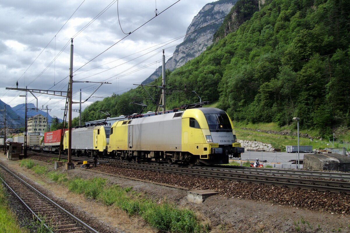 TX Log U2-095 quits Erstfeld on 25 May 2007 with the Winner intermodal train.