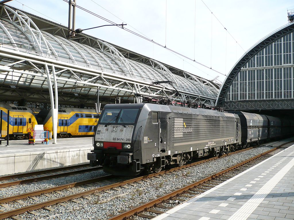 TXL 189 280 with a freighttrain track 6 Amsterdam Centraal Station 02-10-2013.