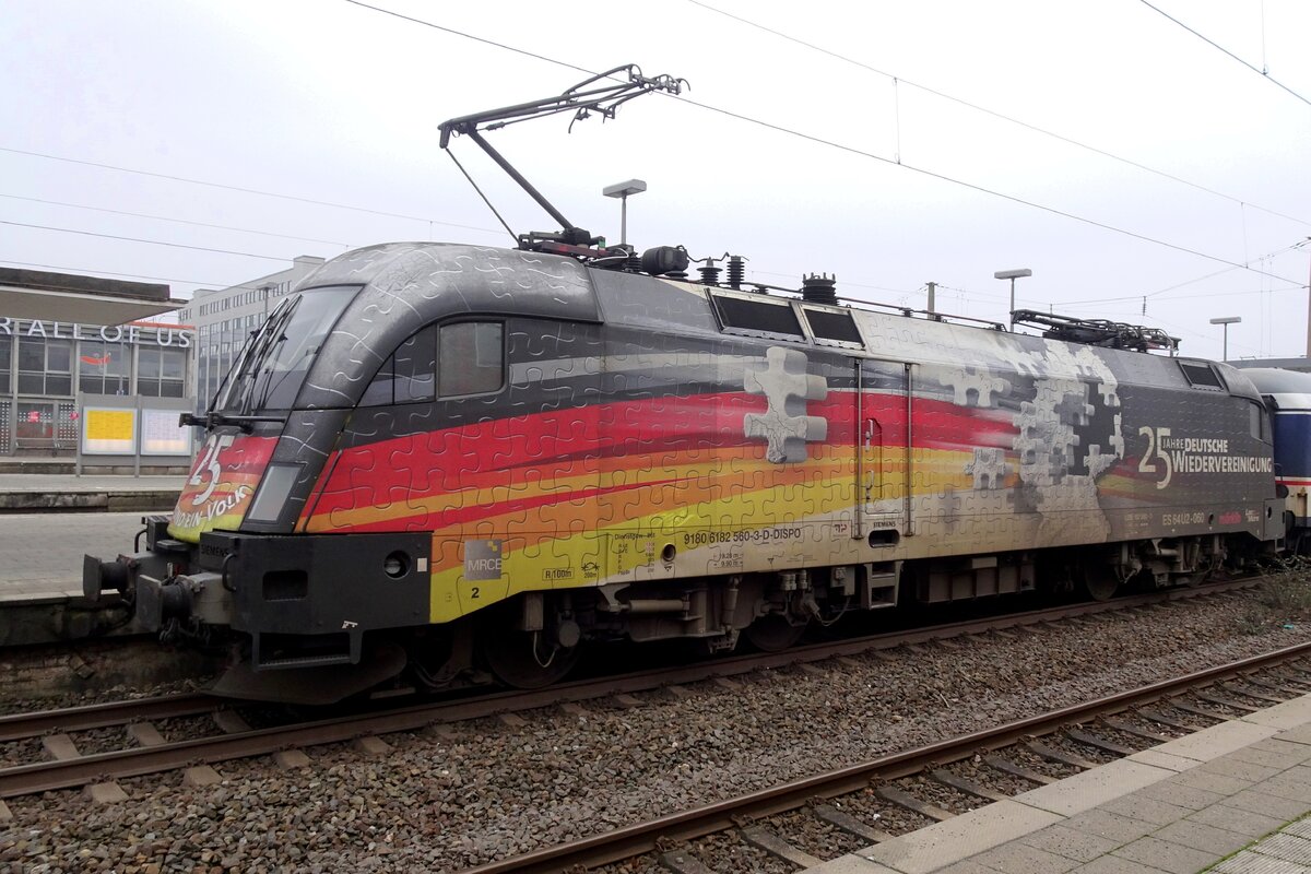 U2-060 still shows the 2014 aplied advertising scheme of  25 Years after the Fall of the Berlin Wall  on 26 January 2022 at Bochum Hbf.
