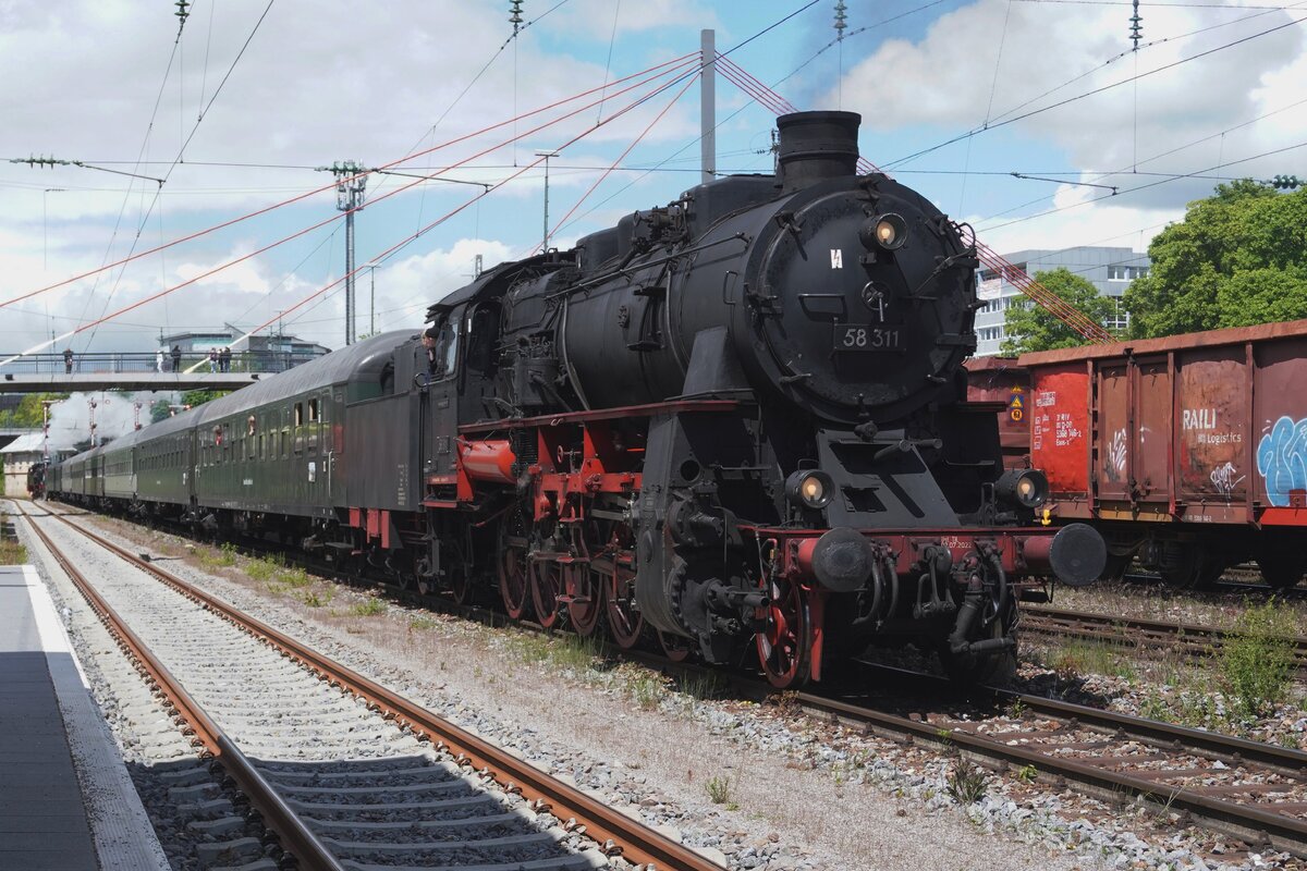 UEF's 58 311 has set herself in front of the SSN Helvetia Express extra train at Villingen on 16 May 2026.