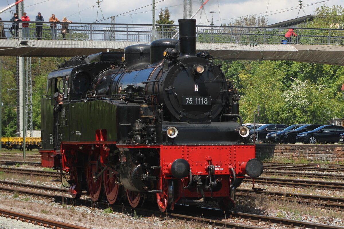 UEF's  75 1118 stands at Villingen (Schwarzwald)  after having taken fresh water on 16 May 2026. Bacause steam loco don't  run anymore in standard traffic, moststations have discarded their steam locomotive maintenance equipment, likt water hoses, so nowadays, for fresh water on steam locos, the local fire brigade are drafted in. But when one considers the scenes those brave souls of the fire brigade sometimes have to confront (like being to late to save all the lives...) one can imagnine that replenishing a steam loco's water supply is a rather more joyful assignment.