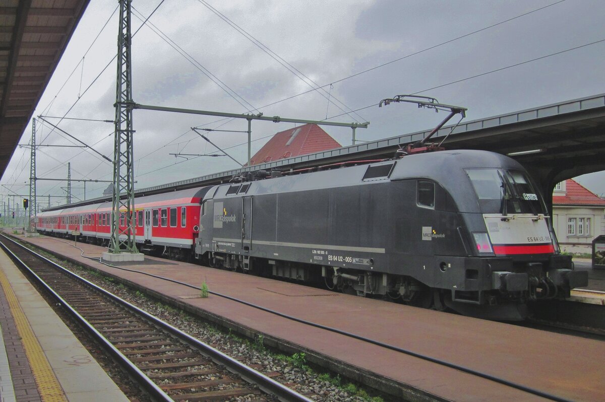 Under the pouring rain U2-005 calls at Weimar with an RB to Leipzig Hbf on 1 June 2013. Due to shortages of new EMUs, DB Regio had to make do with rented Tauri (plural of Taurus) and N-wagen.