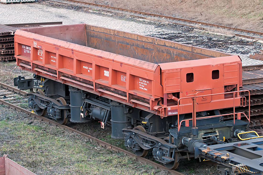 unidentified Class Ua-Dumpcar, type 428V, four-axle dumping wagon for transport of bulk materials such as gravel, broken stone, sand, soil and others. Unloading, to any side of track, is effected by tilting the wagon body through an angle of 45° using pneumatic cylinders. Maximum wagon height in tilting position is 4.250 mm over rail level.
