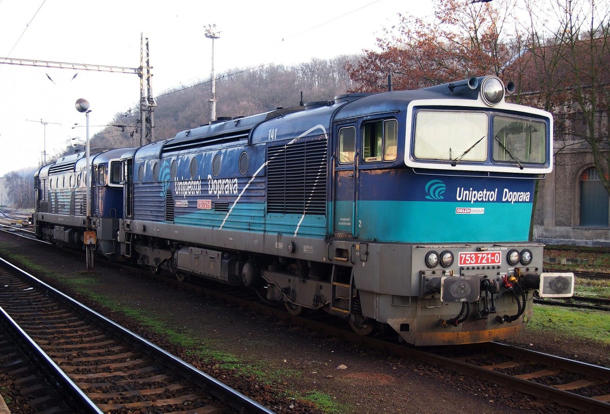 Unipetrol doprava 753 721-0 at the main station Kralupy nad Vltavou  in the 16th December 2013